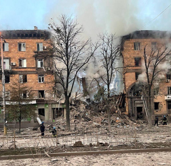     Окупанти обстріляли ракетами Запоріжжя та Харків: під завалами шукають людей    